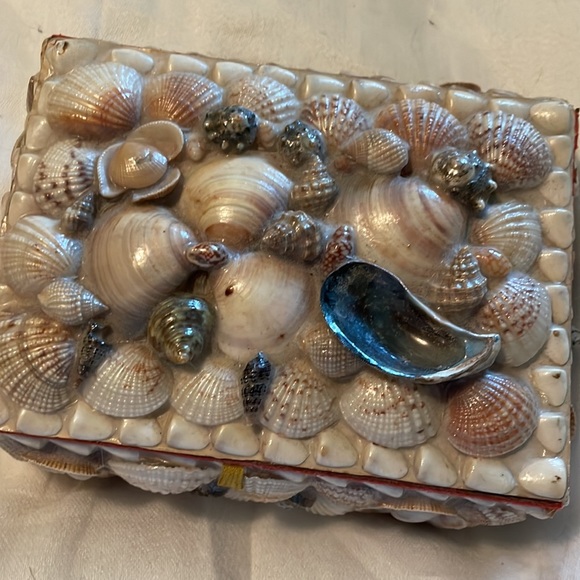 70’s Vintage Seashell Covered Jewelry & Trinket Box w Flocked Red Inside & Under - Picture 2 of 10